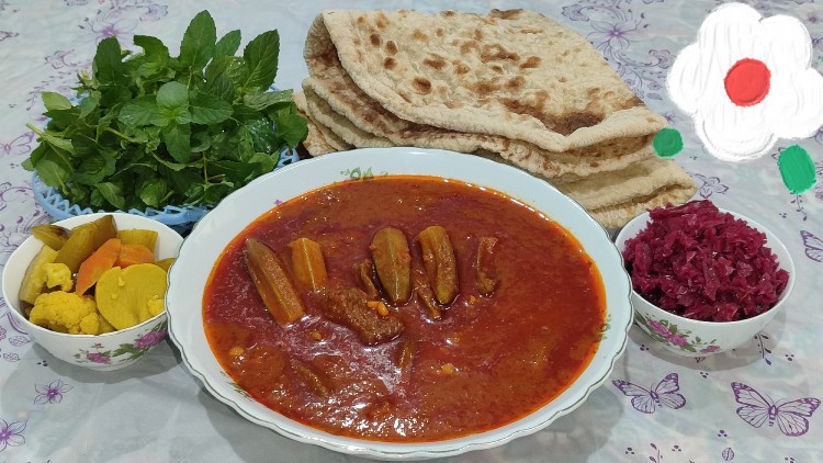 از شما/خورشت بامیه تند،نون خونگی تازه،ترشی خونگی،نعناع باغچمون😋
