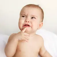 واکنش بامزه یک نوزاد به پخش شدن صدای گریه اش!
