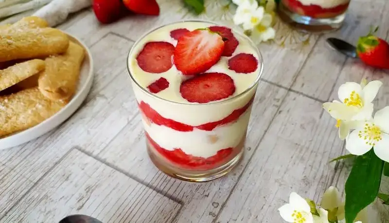 طرز تهیه دسر سه لایه با توت فرنگی