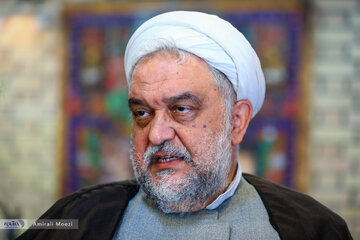 روحانی اصولگرا: تندروها از رهبری هم عبور خواهند کرد
