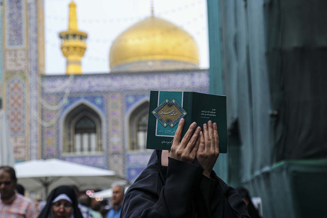 عکس/ دعای عرفه در حرم مطهر رضوی