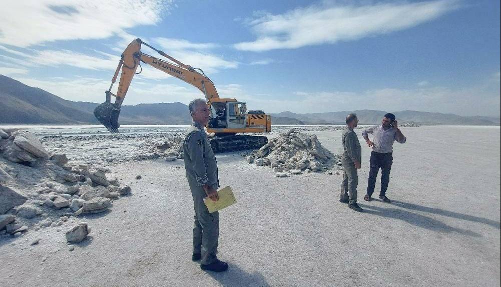 تشدیدنظارت بر واحدهای برداشت نمک از بستر دریاچه ارومیه
