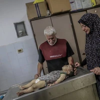 تصویری غمانگیز از یک کودک شهید در شهر غزه (حاوی تصویر دلخراش)