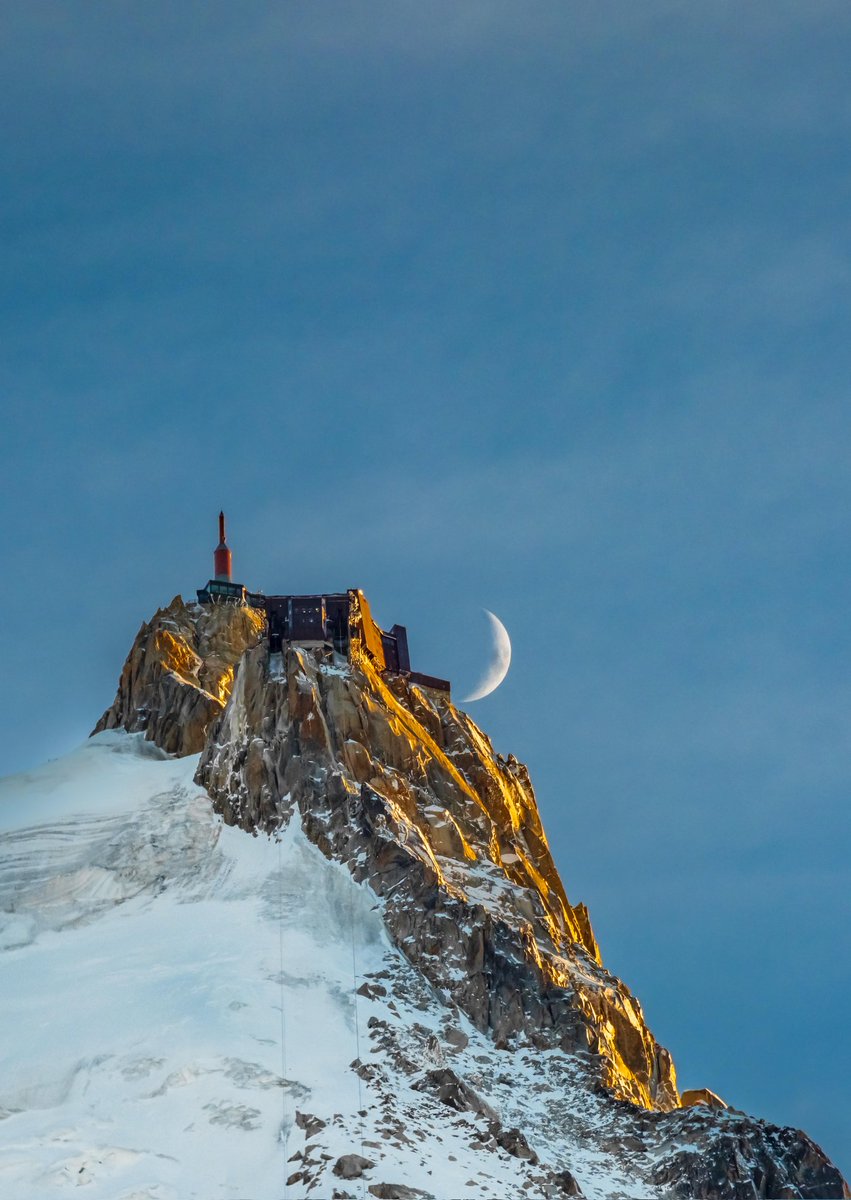 طلوع ماه برفرازِ  Aiguille du Midi