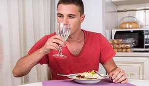 بالاخره همراه غذا آب بخوریم یا نه؟