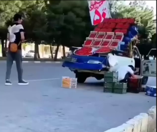 لحظاتی از مهربانی مردم با یکدیگر