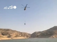 لحظه آبگیری بالگرد اطفای حریق در میمند فارس