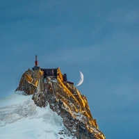 طلوع ماه برفرازِ  Aiguille du Midi