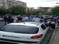 تجمع هواداران باشگاه استقلال مقابل ساختمان این باشگاه