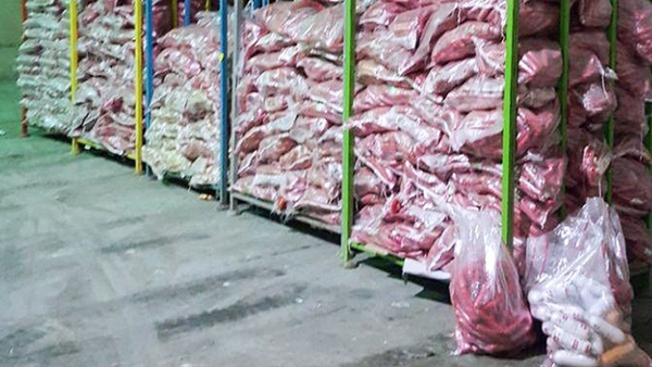 کشف مواد اولیه فاسد از خط تولید سوسیس و کالباس در اصفهان