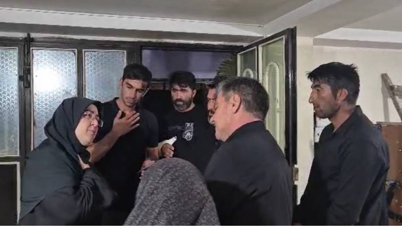 عکس/ دیدار سخنگوی دولت و دستیار اجتماعی رئیس‌جمهور با خانواده الهه حسین‌نژاد