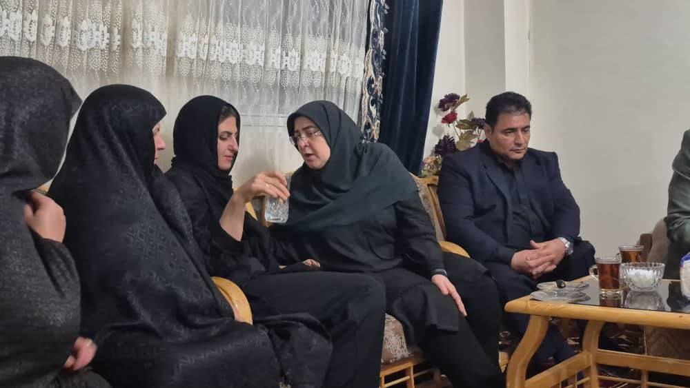 عکس/ دیدار سخنگوی دولت و دستیار اجتماعی رئیس‌جمهور با خانواده الهه حسین‌نژاد