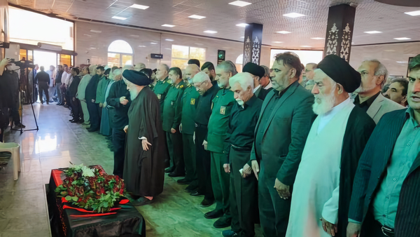 عکس/ پیکر مادر حاج صادق آهنگران در اهواز تشییع شد