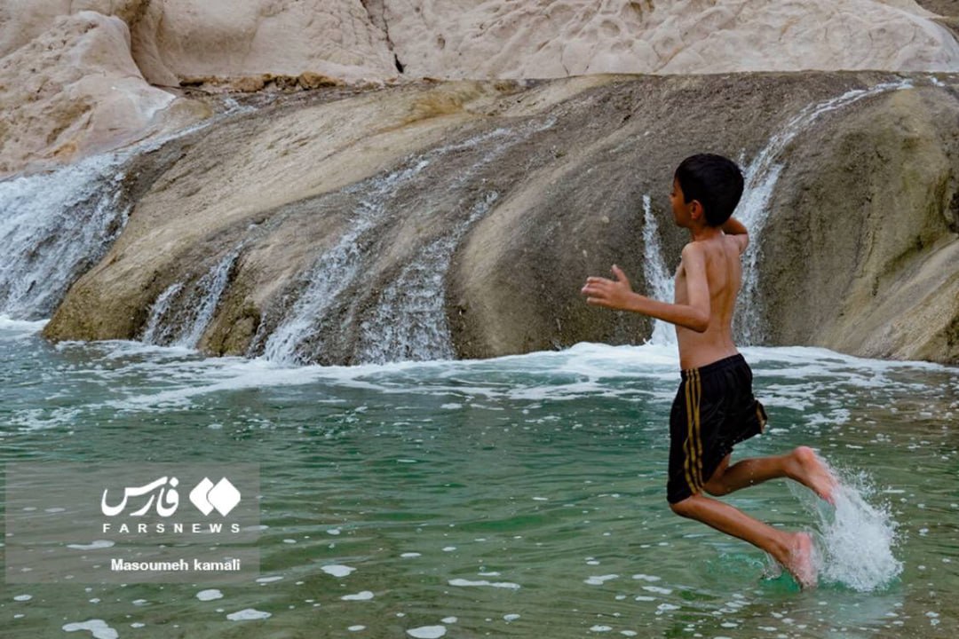 آب‌تنی در چشمه آب‌گرم سیاه کش