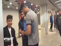 لحظه دریافت امضا هوادار نوجوان از مهدی طارمی