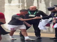 پلیس‌های آمریکایی از گولر عکس و امضا گرفتند!