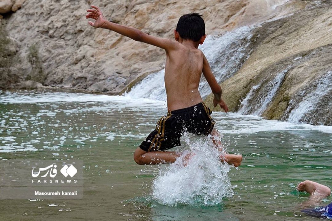 آب‌تنی در چشمه آب‌گرم سیاه کش