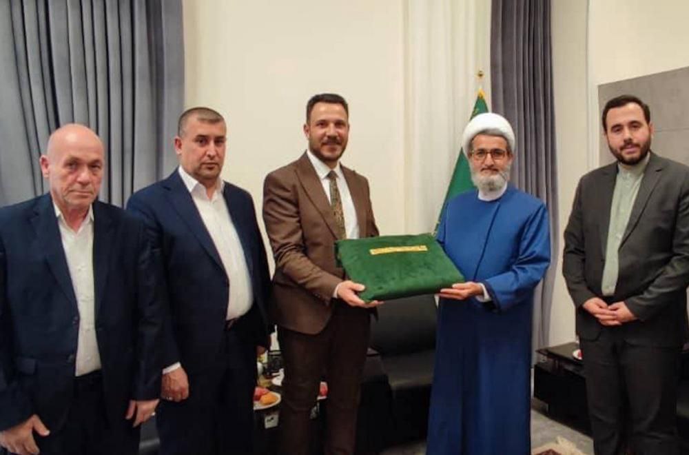 اهدای پرچم مبارک غدیر به آستان قدس رضوی  