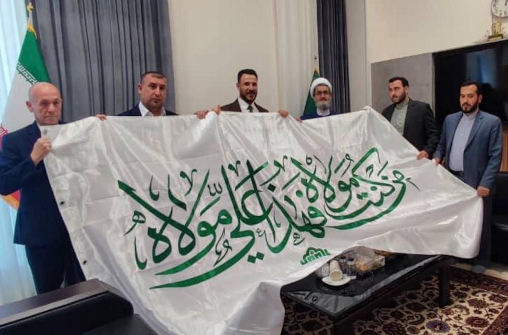 اهدای پرچم مبارک غدیر به آستان قدس رضوی  