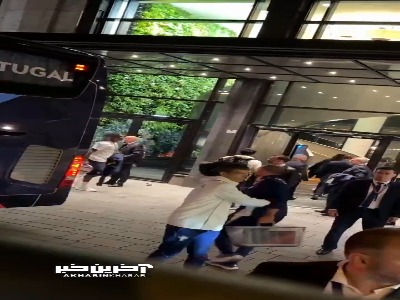 شادی جالب رونالدو همراه جام قهرمانی لیگ ملتهای اروپا با گروهی از هواداران پس از بازگشت به پرتغال