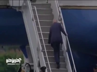 ترامپ روی پلههای هواپیما سکندری خورد!