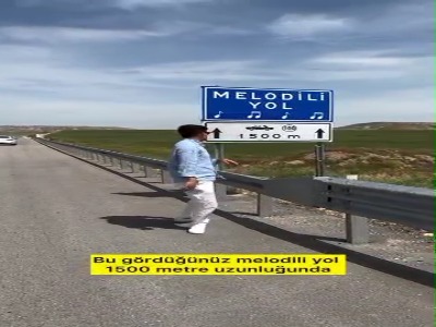 جاده ای در ترکیه که موسیقی مینوازد