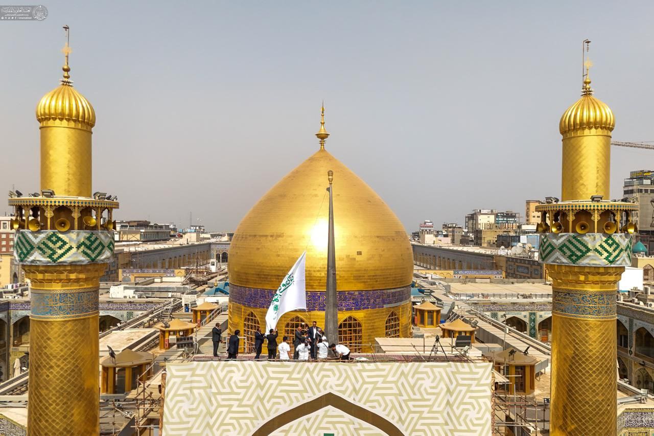 عکس/ آیین باشکوه اهتزاز پرچم غدیر در حرم مطهر علوی