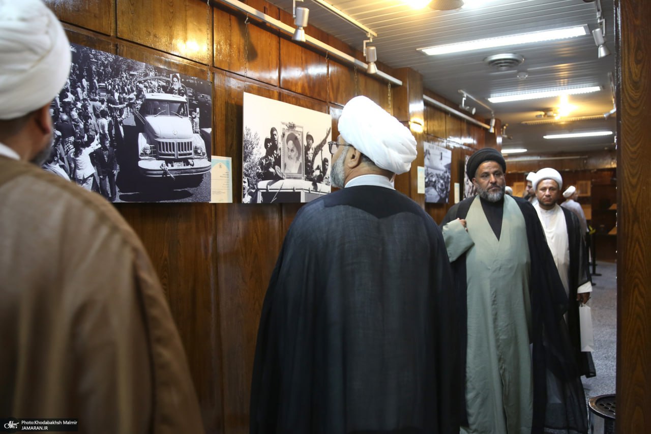  بازدید جمعی از علمای کشور عراق از بیت امام خمینی (س)  