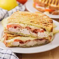 سفر به دنیای مزه ها با پنینی مرغ و پنیر