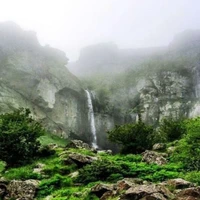 نمایی از آبشار ورزان در گیلان