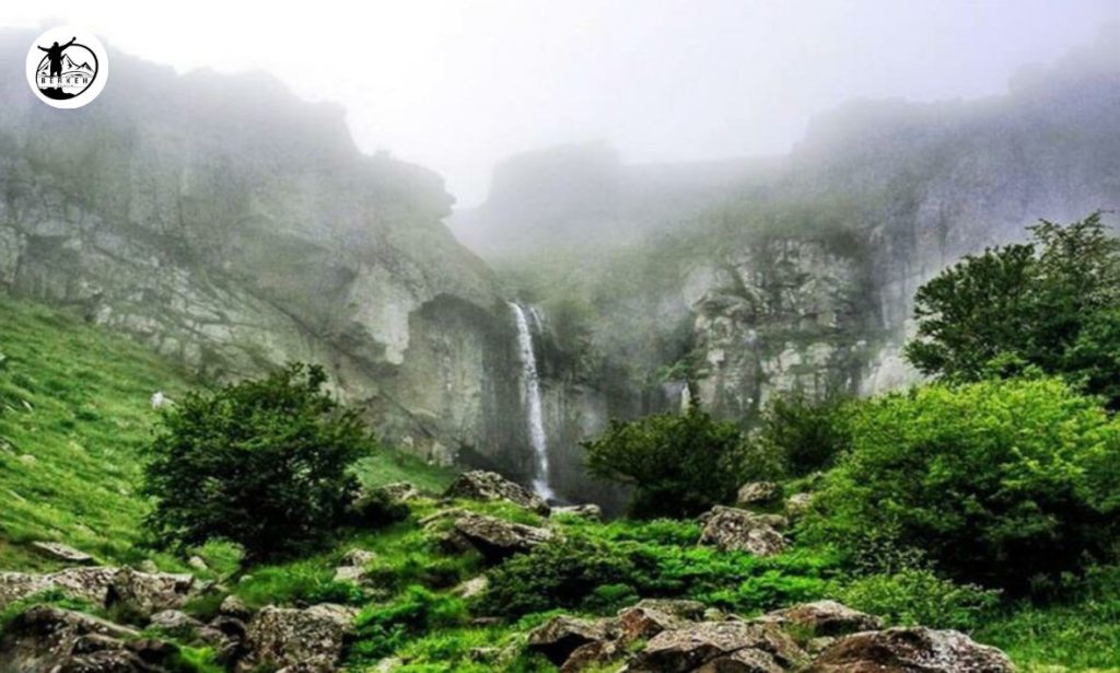 نمایی از آبشار ورزان در گیلان