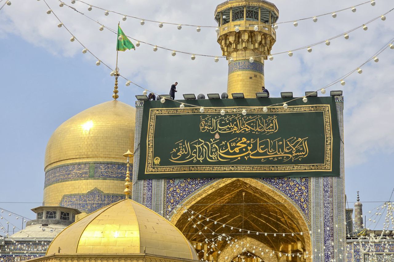 نصب کتیبه ویژه ولادت امام هادی(علیه‌السلام) در حرم امام رضا(علیه‌السلام)