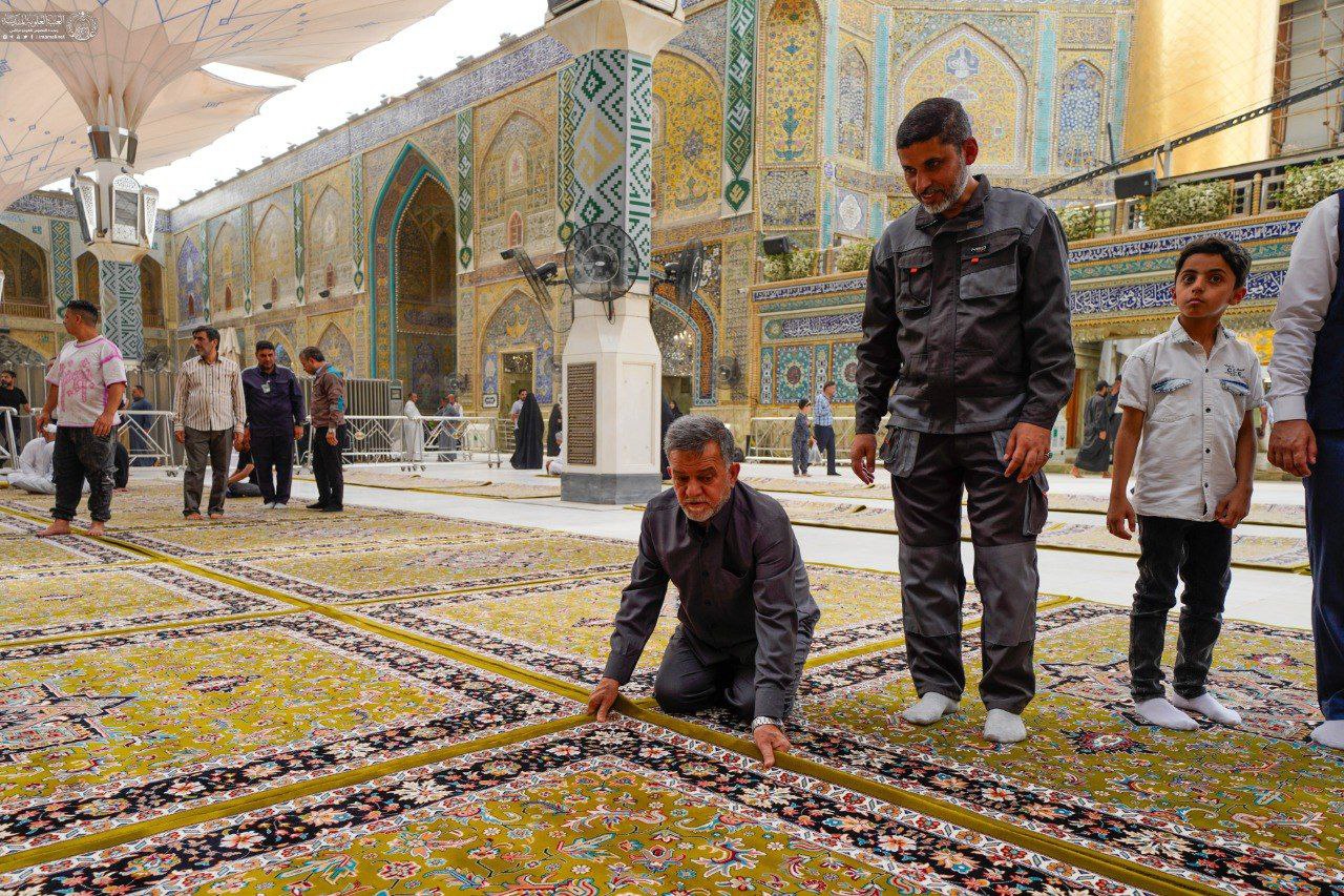  تعویض فرش‌های صحن مطهر علوی در آستانه عید غدیر