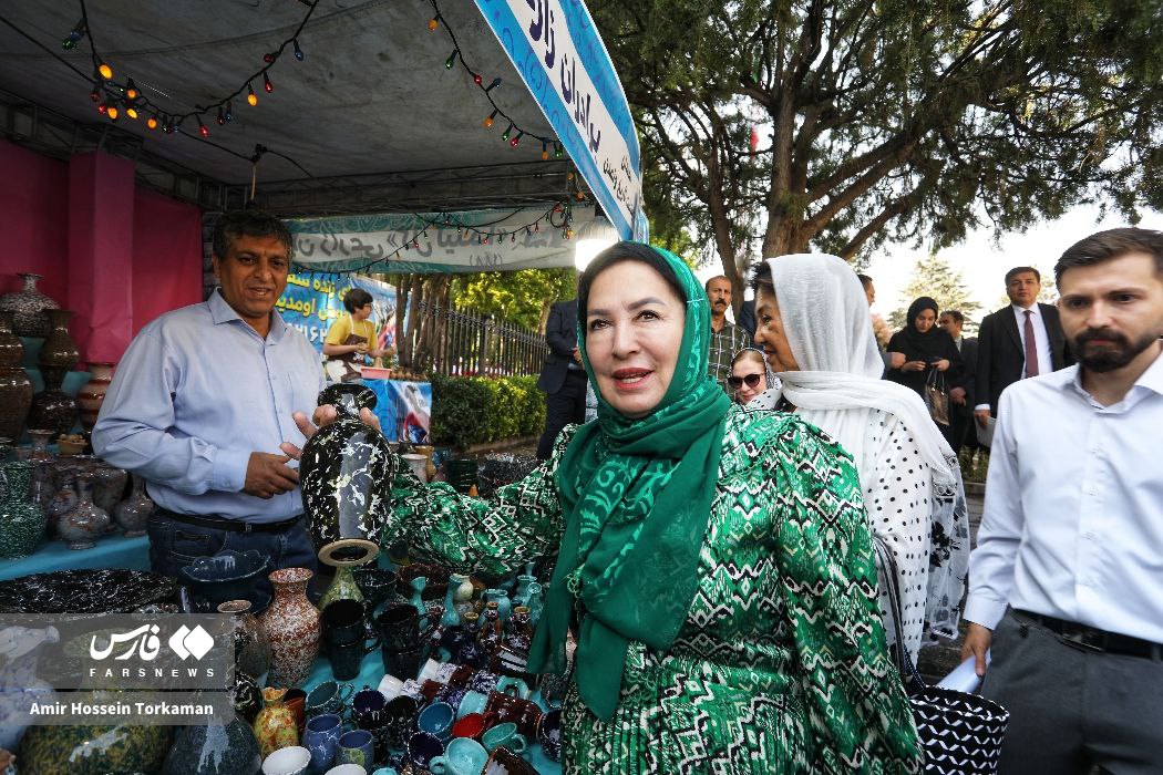 حضور مقامات خارجی در آرامگاه بوعلی سینا