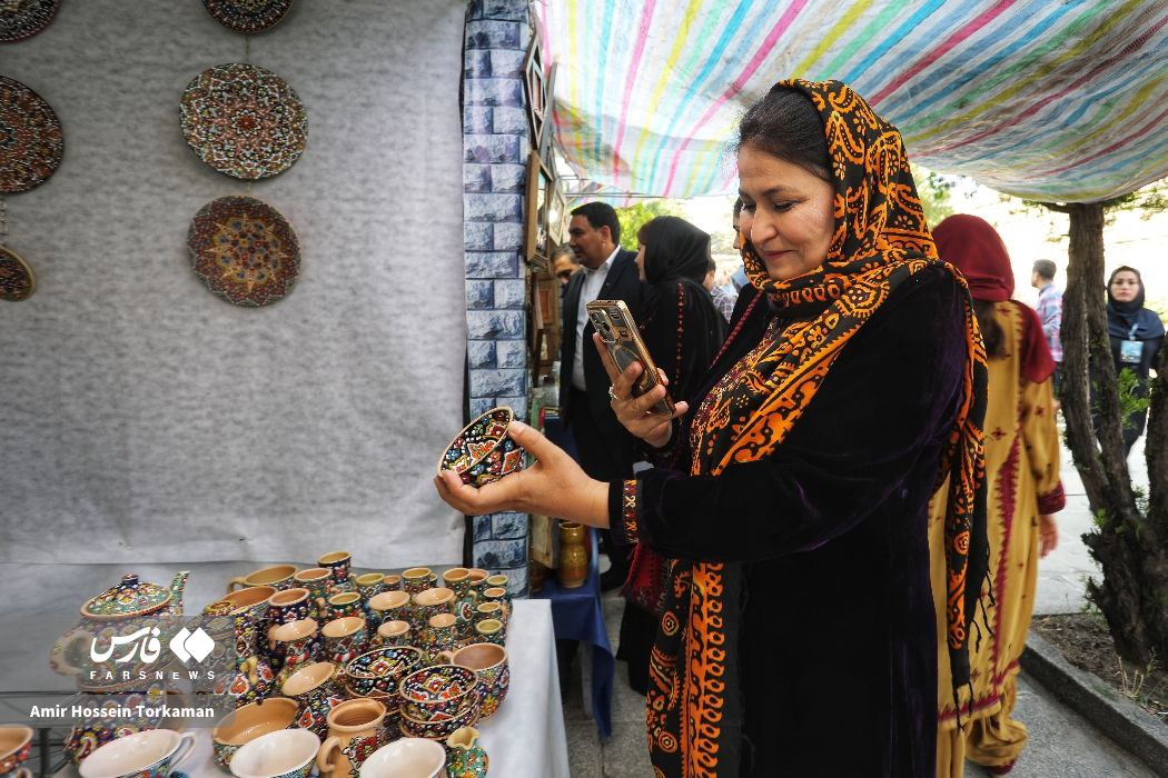 حضور مقامات خارجی در آرامگاه بوعلی سینا