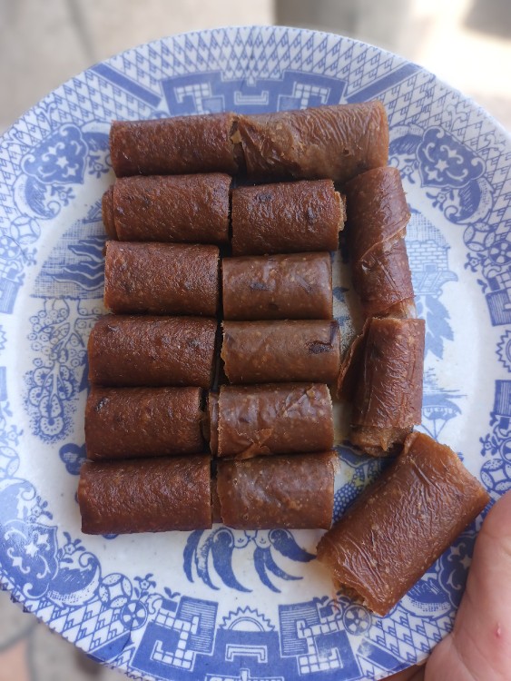 از شما/لواشک  خوشمزه سیب ترش و خرما.  یه مزه ملس و خوشمزه
