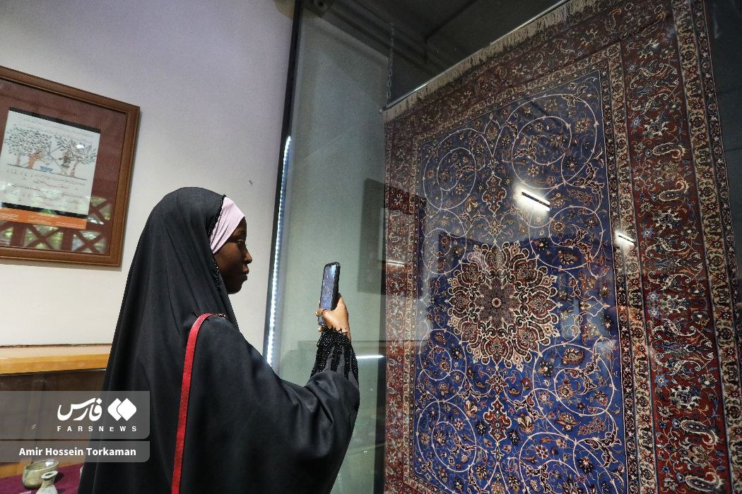 حضور مقامات خارجی در آرامگاه بوعلی سینا