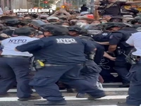 حمله وحشیانه پلیس آمریکا به جوانی که کوفیه فلسطینی بسر داشت