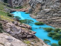 رودخانه‌ای خوش رنگ و بکر در طبیعت وحشی لار