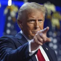 ترامپ: هرکس پرچم آمریکا را آتش بزند یک سال زندانی شود
