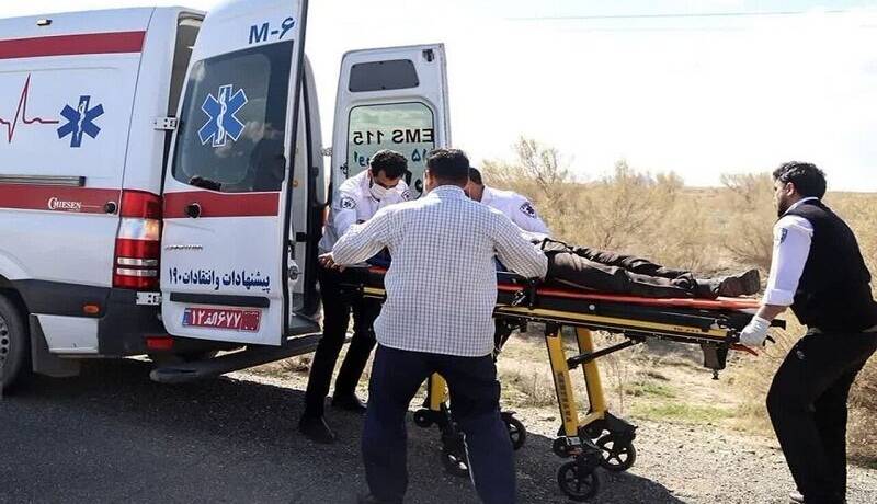 برخورد شدید پژو 207 با گاردریل و مصدومیت 5 نفر در مشهد