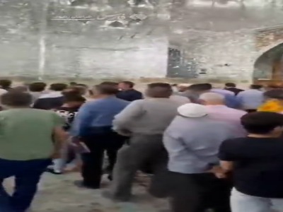 نصب تصویر شهید رئیسی در حرم مطهر رضوی