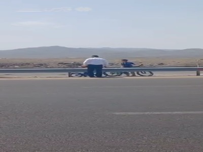 پلیس راه نطنز - بادرود ناجی 2 نوجوان گرفتار در آزادراه نطنز به کاشان شد