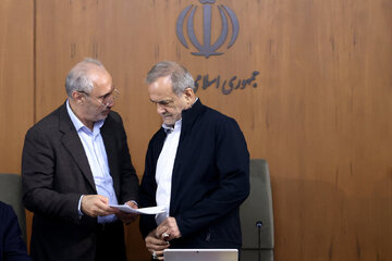 روایت دو چهره سیاسی از پشت پرده ارسال پیامک برای استیضاح پزشکیان