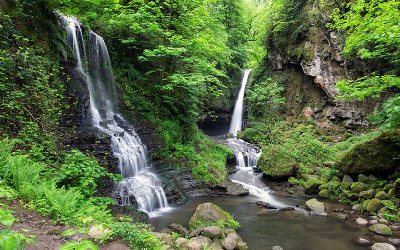 آبشار زیبای زمرد در گیلان