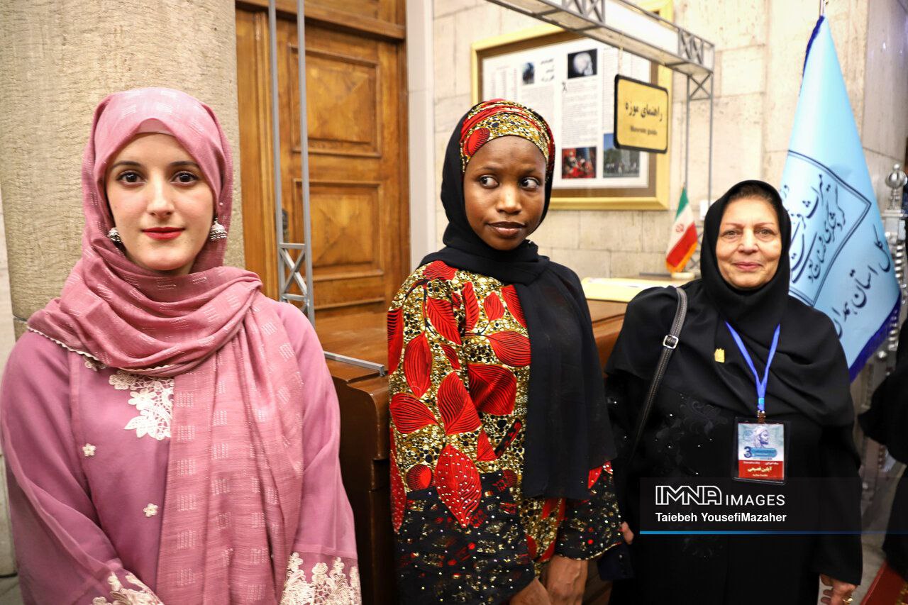 ادای احترام نمایندگان کشورهای عضو اکو به مقام ابوعلی سینا