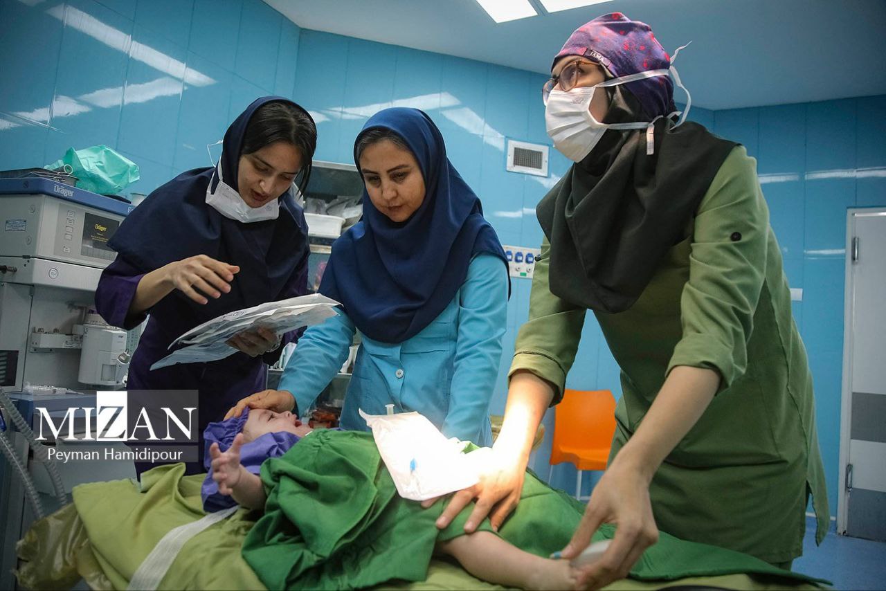 عکس/ پزشکان و متخصصان پای کار جراحی رایگان کودکان با ناهنجاری‌های مادرزادی