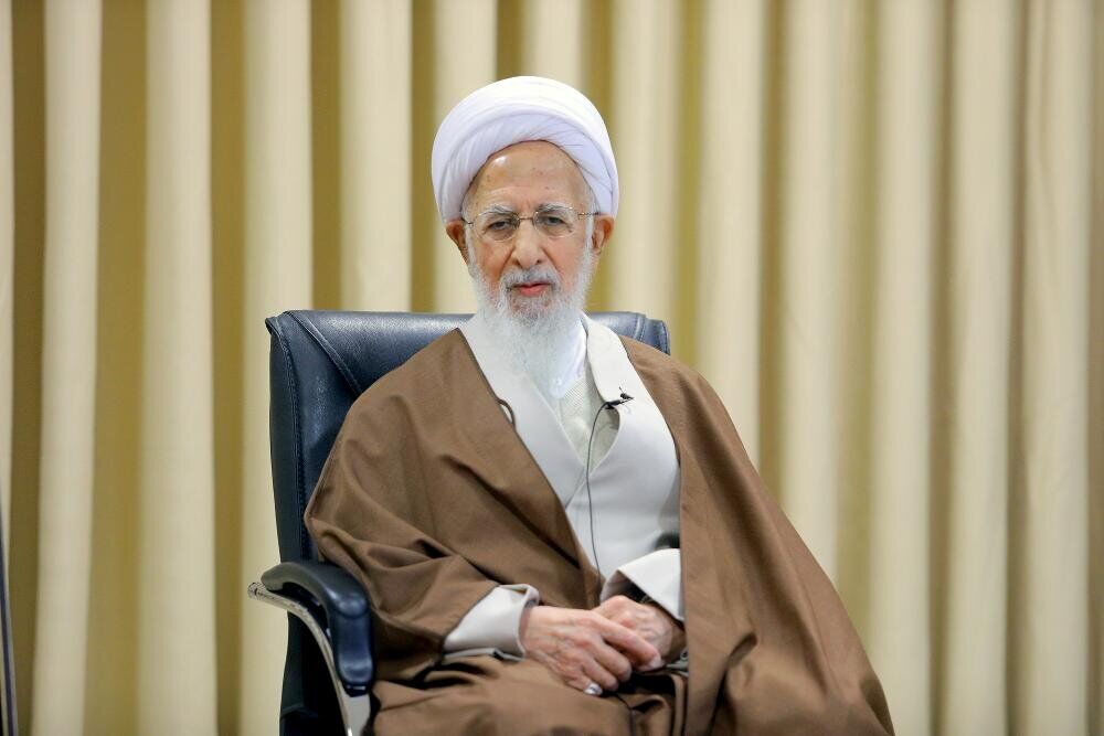 آیت‌الله‌ جوادی آملی: سنگ را از هر جا که آمد برگردانید