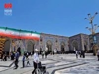 نصب پرچم ایران در حرم امام رضا(ع)