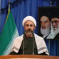 امام‌جمعه ایلام با لباس رزم سپاه پاسداران در نماز جمعه حاضر شد
